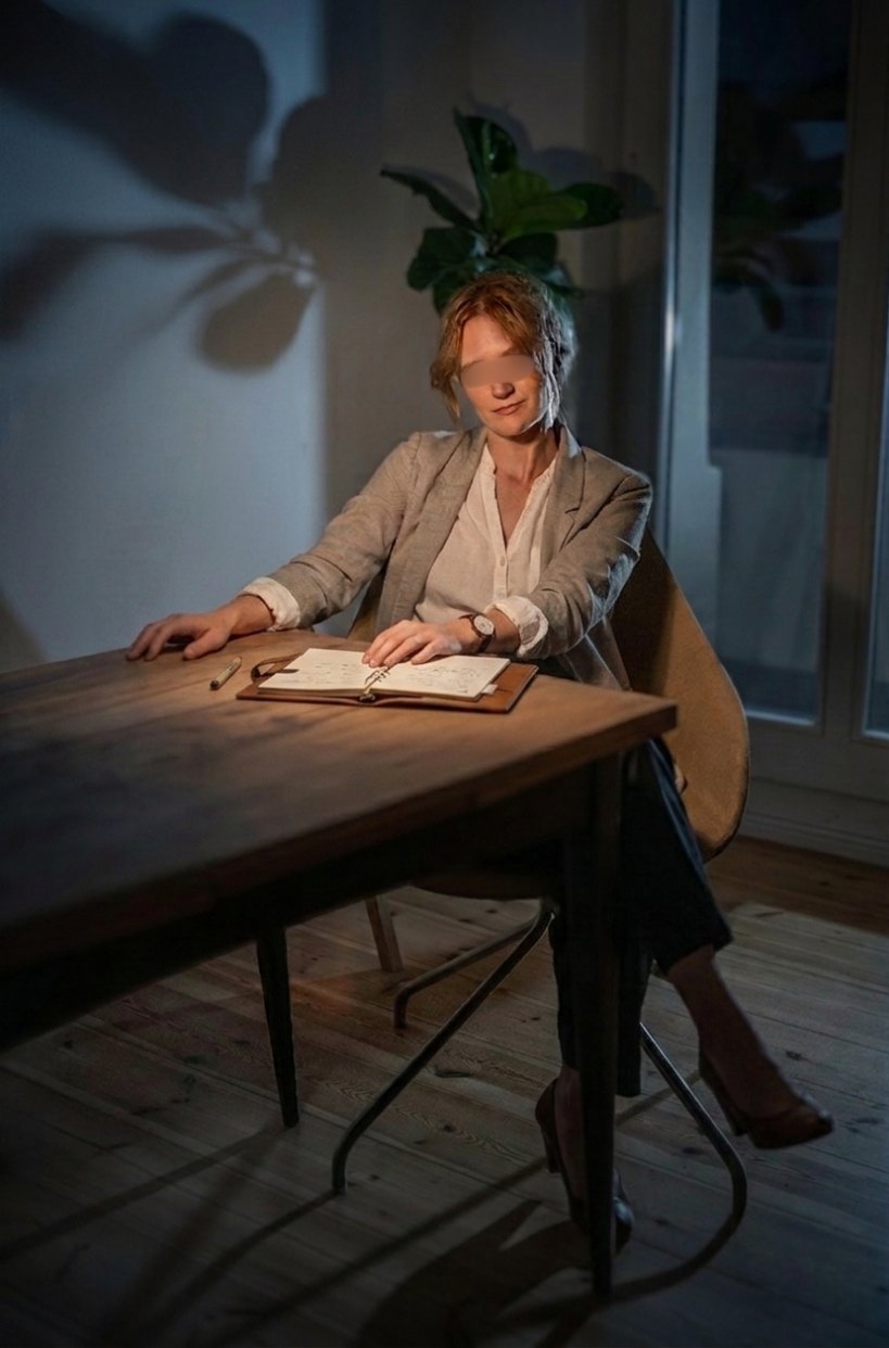 Olivia Andersson an ihrem Arbeitstisch in der Praxis in Berlin-Pankow