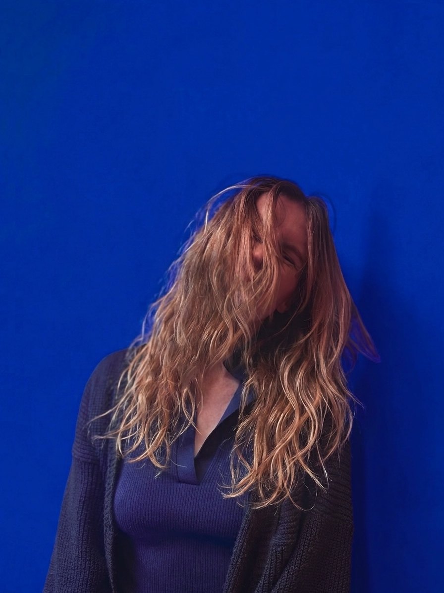 Olivia Andersson vor einer tiefblauen Wand